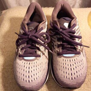 NWOB/Women Saucony, Formfit , Purple on Purple, with Reflective Stripes, Size 6